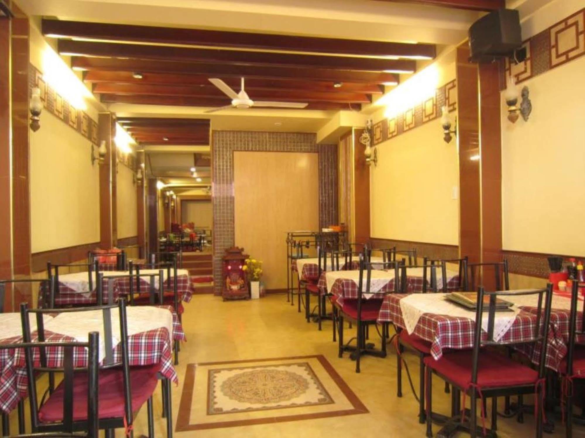 Bi Saigon Hotel Хошимин Экстерьер фото